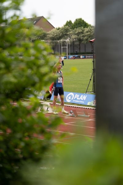 Nico Beckers (LAV Bayer Uerdingen/Dormagen) vor dem 400m Start am 07.05.2022 beim Stadtwerke Ratingen Mehrkampf-Meeting 2022 in Ratingen